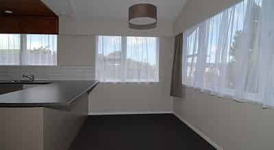 Sunny and spacious 3 bedrooms on upstairs main house - Photo 5