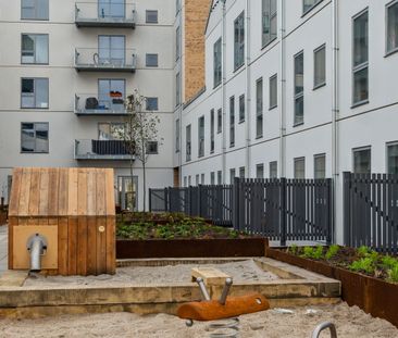 Skøn 2-værelses lejlighed med altan og stort soveværelse - Photo 1