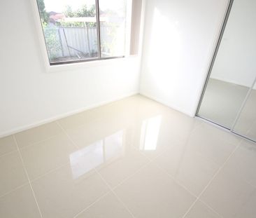 Modern 2 bedroom Flat. Walk to Train, Shops and Schools - Photo 5