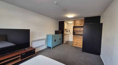 Modern City Studio – Fresh, Bright & Stylish! - Photo 4