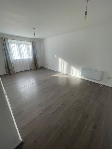1 Bed Flat, Express Drive, IG3 - Photo 2