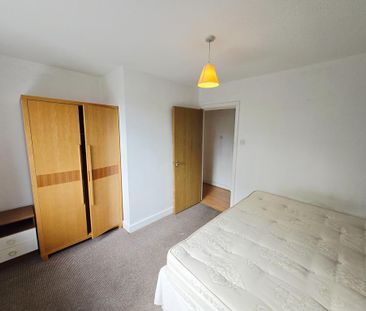 3 bedroom flat to rent - Photo 2