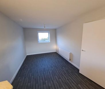 PETERBOROUGH - Photo 2