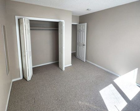 🏡 Spacious 2-Bedroom - Photo 4