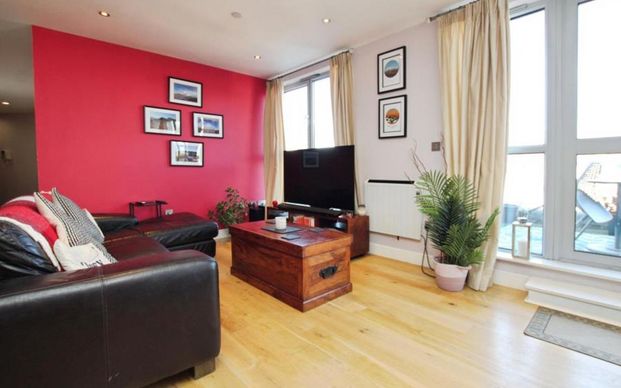 A penthouse apartment with roof terrace, two bathrooms and great living space in the city centre. - Photo 1