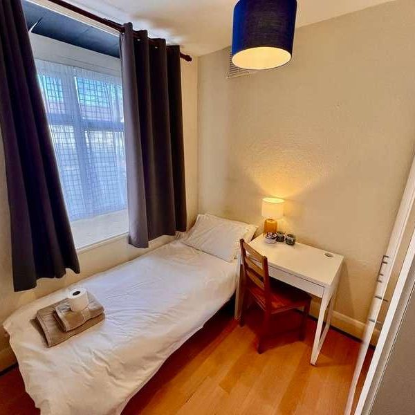 Boston Manor Road, TW8 - Photo 1