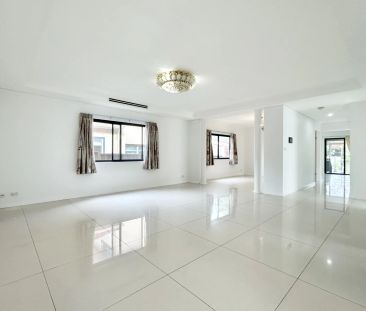 Spacious family home in prime Strathfield South location - Photo 4