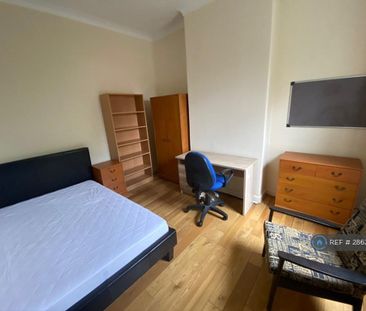 1 bedroom in a house share to rent - Photo 2