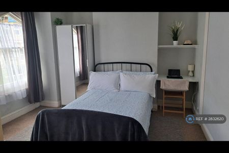 4 bedroom terraced house to rent - Photo 4