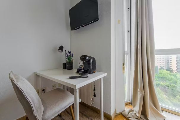 Calle del Oriana, Madrid, Community of Madrid 28045 - Photo 1