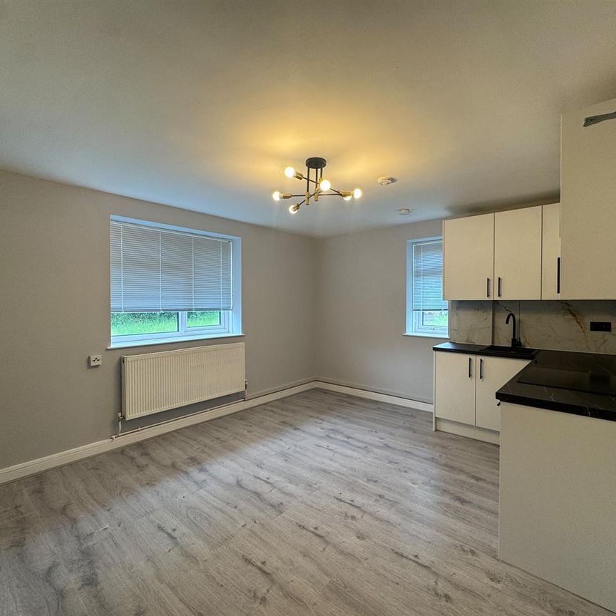 Woodhall Road, Chelmsford CM1, London - Photo 1