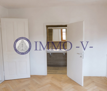 Charm and elegance in the city center – renovated apartment with ch... - Photo 4