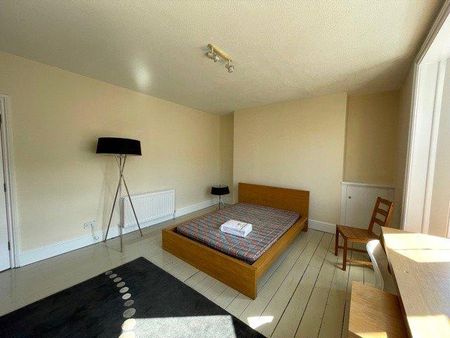 3 bedroom flat to rent - Photo 2