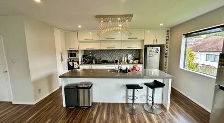 Four Bedroom Blockhouse Bay - Photo 5