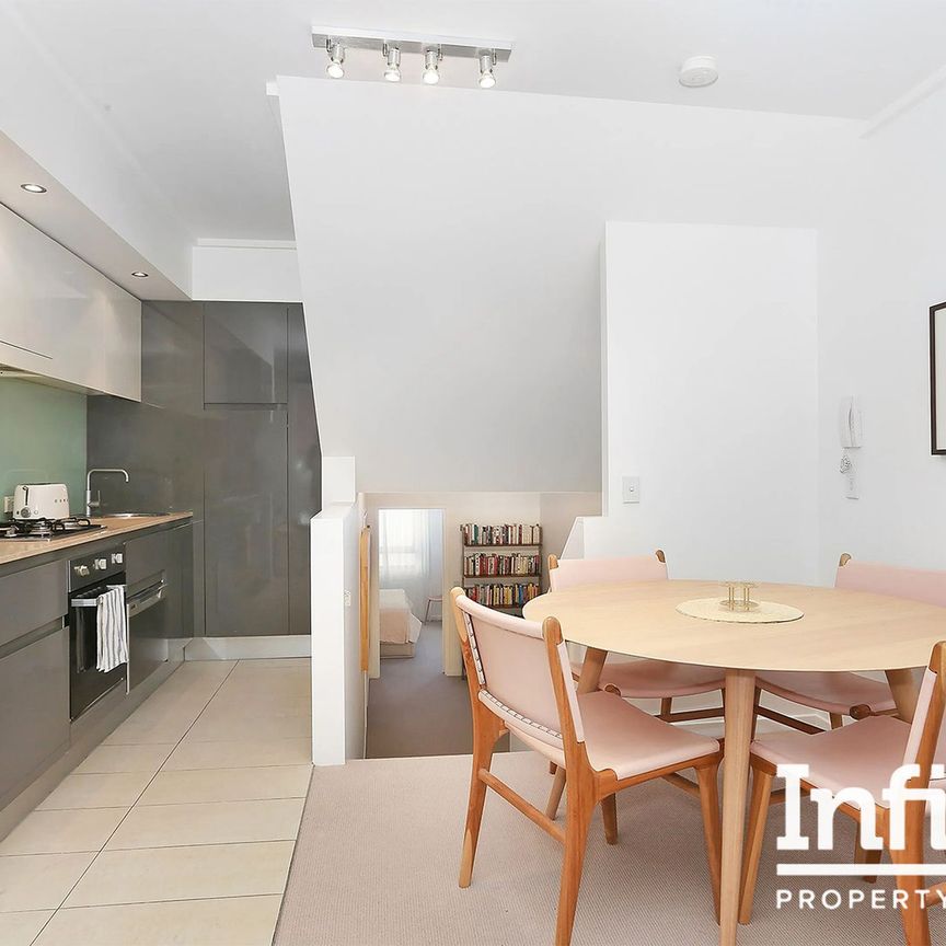 SPACIOUS SPLIT LEVEL ONE-BEDROOM APARTMENT - Photo 1