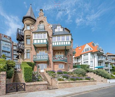 Luxueus gemeubeld en gestoffeerde duplex in een prachtig gerenoveerde, historische villaresidentie in Duinbergen, met prachtige uitzichten op het groen. - Foto 1