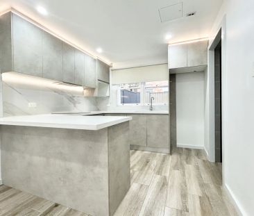 Townhouse-style Apartment with split level. - Photo 6