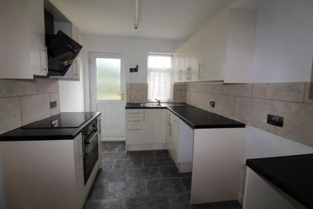 3 bedroom semi-detached house to rent - Photo 2