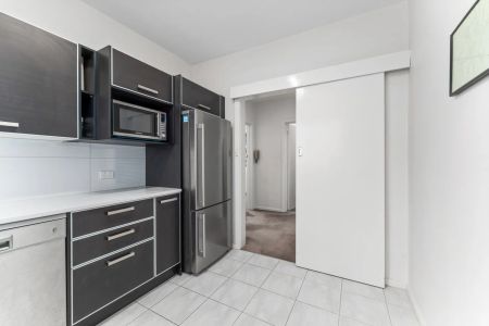 One-Bedroom Apartment in an Unbeatable Location! - Photo 2