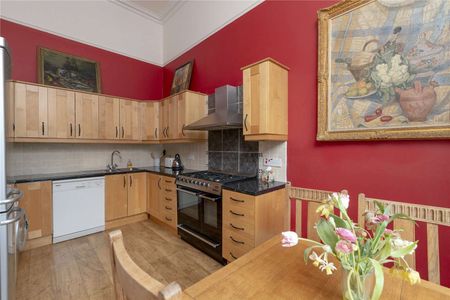 A two bedroom flat in the heart of Edinburgh's New Town, available to the market UNFURNISHED. - Photo 5