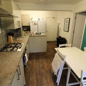 OX Living is proud to present this high-quality 6-bedroom co-living property, perfect for working professionals looking for stylish, stress-free living. Room 2 - Photo 2