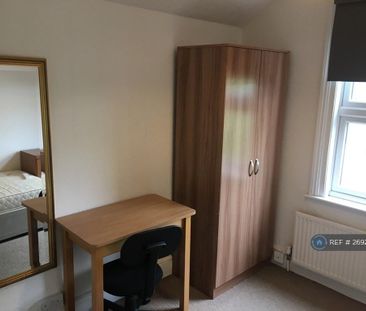 1 bedroom in a house share to rent - Photo 2