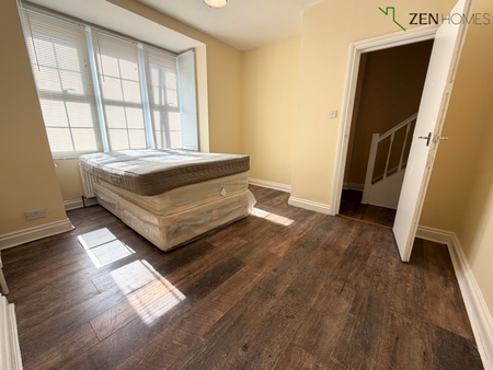 3 bedroom end of terrace house to rent - Photo 3