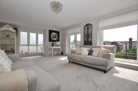 Clover Drive, Cheltenham, Gloucestershire - Photo 2