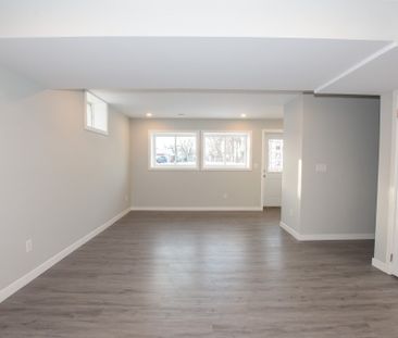 **STUNNING** 2 Bedroom Unit in Welland!! - Photo 2