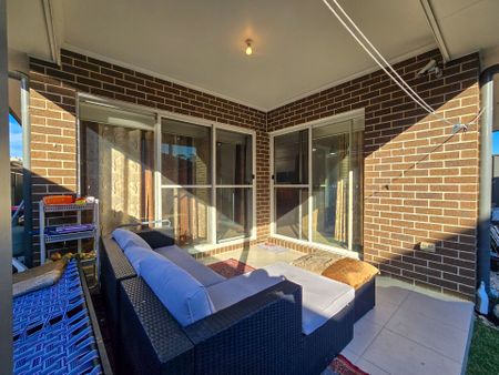 Modern Comfort in the Heart of Willowdale - 3 Bedroom Family Home - Photo 3