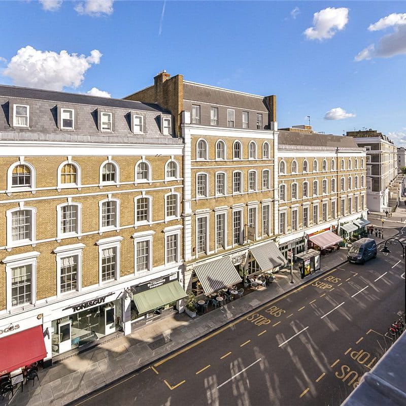 This bright and spacious apartment is situated on the top floor of this elegant Edwardian block with a lift and porter located within walking distance of Hyde Park and transport links. - Photo 1