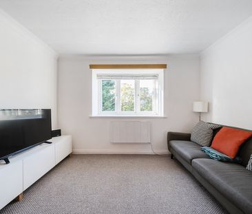 Flat to rent - Woolwich Road, Belvedere, DA17 - Photo 2