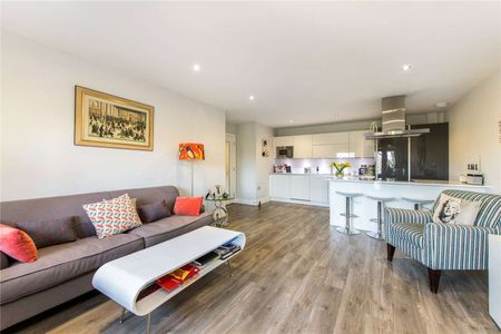 Stylish three bedroom apartment with balcony available early December and unfurnished. - Photo 2