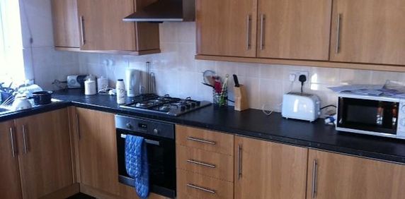 3 bedroom flat to rent - Photo 2