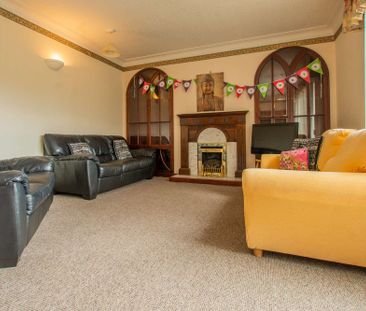 Large detached property with spacious garden - Photo 2