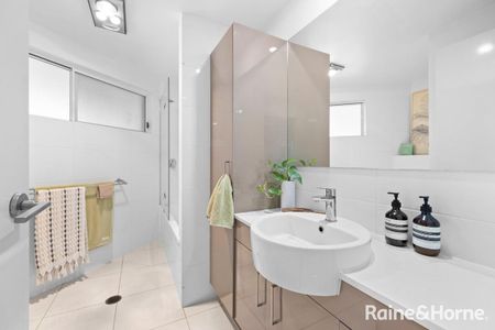 Spacious Ground-Floor Apartment with Private Courtyard & Entry - Photo 2