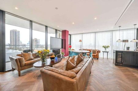 The property is set in a sought after apartment building in London Dock, Wapping. It is located in the heart of the capital, moments from Tower Bridge, The Tower of London, St Katharine Dock - Photo 3