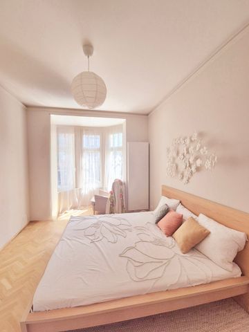 Exceptionally charming, RENOVATED house in a quiet street - Photo 4