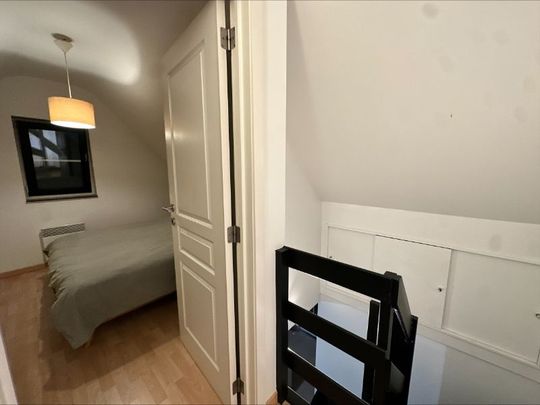 Stijlvol bemeubeld instapklaar dak-duplexappartement (+-75m²)met 2 slpka, autostaanplaats en kelderberging. - Photo 1