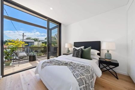 Stunning Designer 4 Bedroom Townhouse with LUG, Ultra Convenient Location - Photo 5