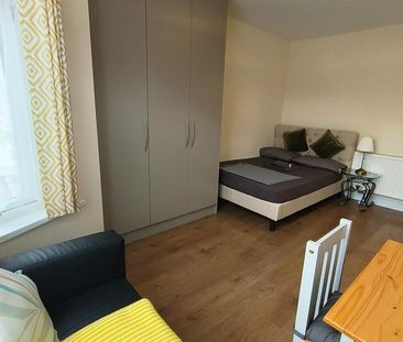 Room in a Shared House, Kinfauns Road, IG3 - Photo 1