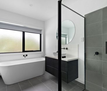 Contemporary Coastal Perfection - Photo 2