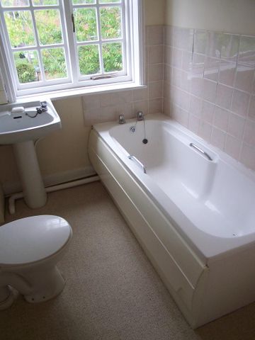 2 bedroom end of terrace house to rent - Photo 4