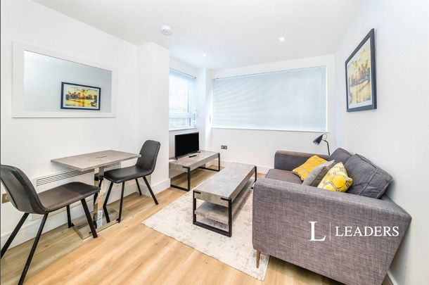 studio to rent Wood Street, East Grinstead, West Sussex, RH19 - Photo 1