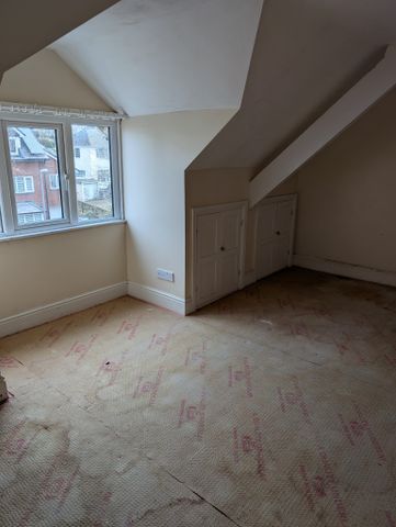 Top Floor 2 Bed Self Contained Flat To Let in Launceston - Photo 2