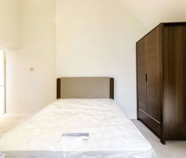 A large one bedroom church conversion in a fabulous Islington locat... - Photo 5