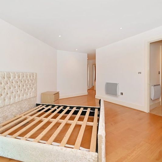 Room in a Shared Flat, St. George Wharf, SW8 - Photo 1