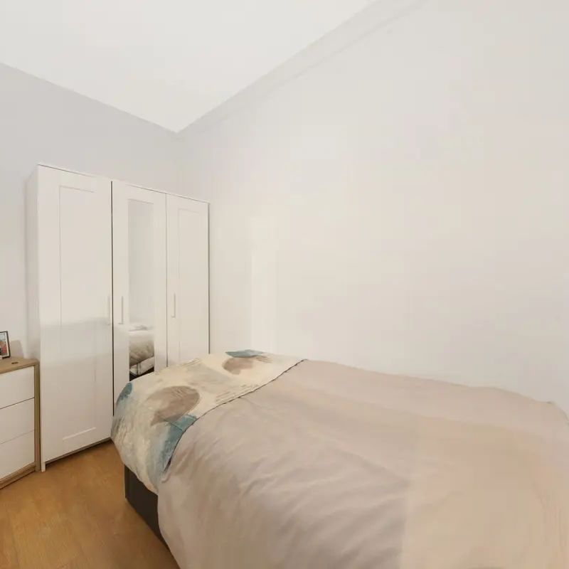 2 bedroom flat in London - Photo 1