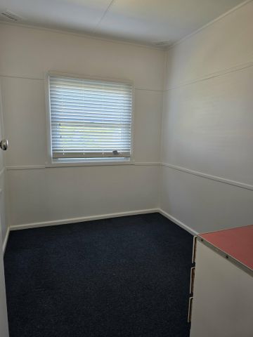 Conveniently Located 2-Bedroom Flat in a Small Block of 4 - Photo 2