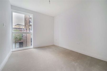 A recently built three bedroom maisonette to rent at Huntley Wharf by Berkeley Homes, in Reading's town centre and benefiting from an allocated parking space with EV Charging. - Photo 2